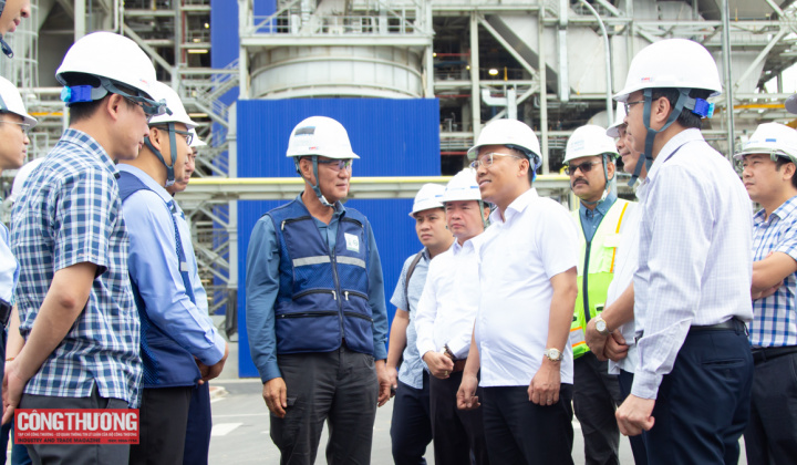 Thứ trưởng Nguyễn Hoàng Long thị sát dự án nhiệt điện Vũng Áng II