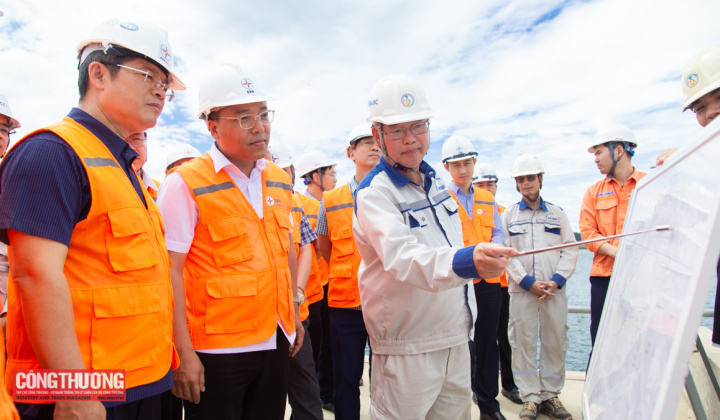 Thứ trưởng Nguyễn Hoàng Long kiểm tra thực địa tại Trung tâm Điện lực Quảng Trạch