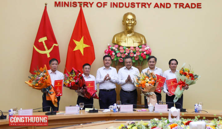 Đảng bộ Bộ Công Thương tiếp nhận 4 tổ chức Đảng từ Đảng bộ UBND Thành phố Hà Nội