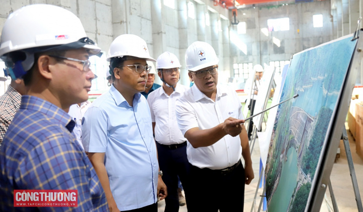 Thứ trưởng Nguyễn Hoàng Long kiểm tra thực địa dự án Nhà máy Thủy điện Hòa Bình mở rộng