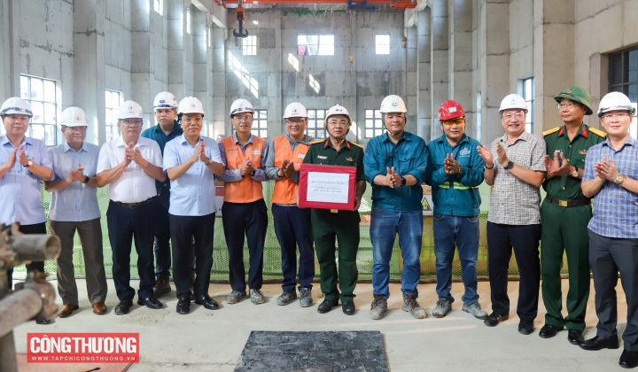 [CHÙM ẢNH] Thứ trưởng Nguyễn Hoàng Long kiểm tra thực địa và làm việc tại Nhà máy Thủy điện Hòa Bình