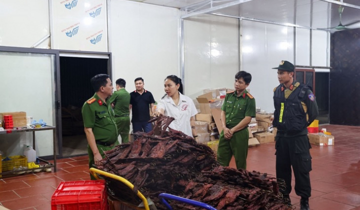 Phú Thọ: Khởi tố đối tượng sản xuất thịt trâu gác bếp giả