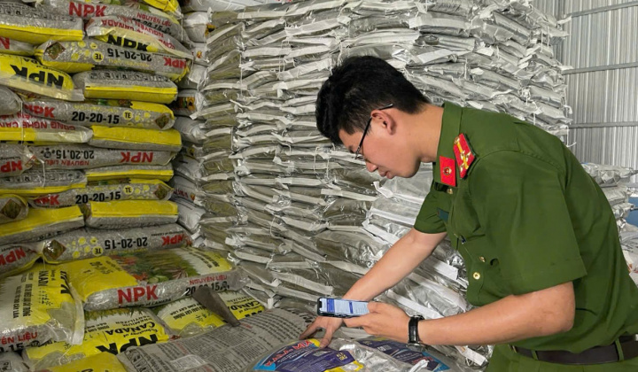 Cà Mau: Kiểm tra, thu giữ lượng lớn phân bón, chế phẩm nuôi thuỷ sản không rõ nguồn gốc