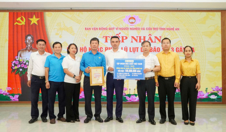 VINACHEM chung tay cùng đồng bào Nghệ An vượt qua bão lũ