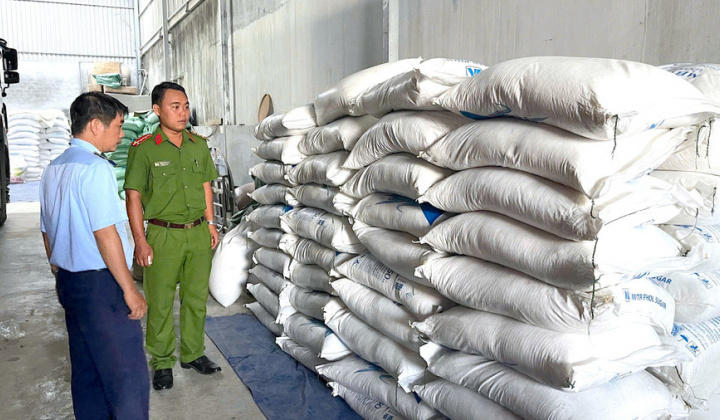 Gia Lai: Phát hiện 1 ô tô vận chuyển 5 tấn hàng hóa nhập lậu