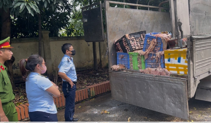 Quản lý thị trường Hà Nội: Phát hiện, tiêu hủy hơn 2 tấn mỡ và da bò không rõ nguồn gốc