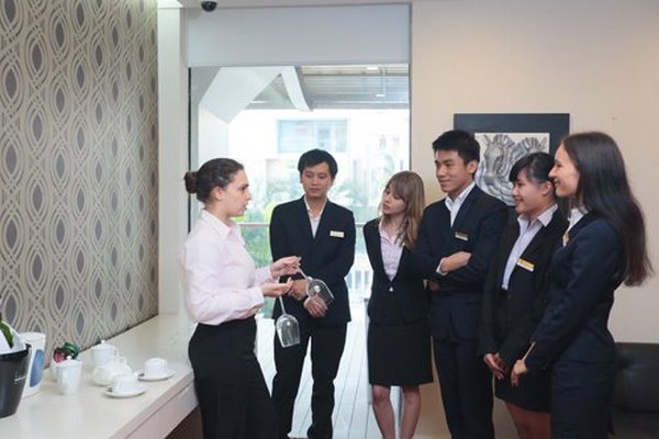 Nâng cao chất lượng nguồn nhân lực tại các khách sạn năm sao trên địa bàn Hà Nội