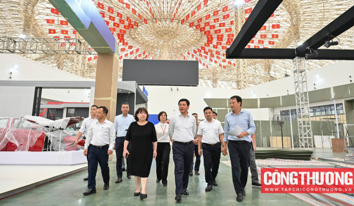 Bộ trưởng Nguyễn Hồng Diên kiểm tra tiến độ gian triển lãm "80 năm Ngành Công Thương lớn mạnh cùng đất nước"