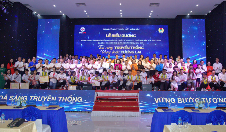 Tổng công ty Điện lực miền Bắc vinh danh học sinh giỏi và gia đình CBCNV tiêu biểu năm 2025