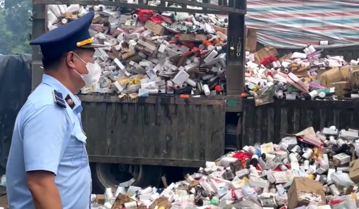 Không khoan nhượng với hàng giả: Hà Nội tiêu hủy hơn 91.000 sản phẩm mỹ phẩm vi phạm