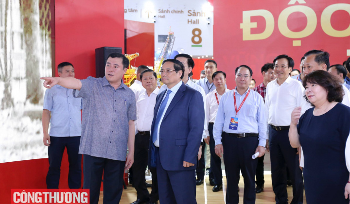 [CHÙM ẢNH] Thủ tướng Chính phủ Phạm Minh Chính kiểm tra gian Triển lãm "80 năm Ngành Công Thương lớn mạnh cùng đất nước"