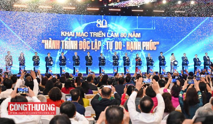 Thủ tướng: Triển lãm tôn vinh chặng đường lịch sử vẻ vang, khẳng định tiềm lực và vị thế Việt Nam