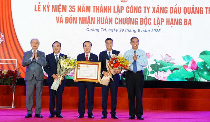 35 năm vững bước phát triển: Công ty Xăng dầu Quảng Trị đón nhận Huân chương Độc lập hạng Ba