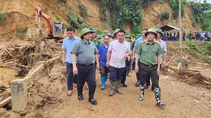 Thủ tướng thị sát vùng lũ Điện Biên, chỉ đạo hỗ trợ 200 tỷ đồng khắc phục hậu quả