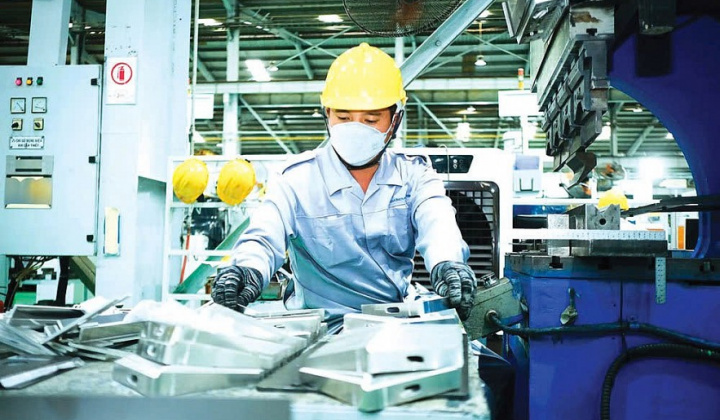 Sản xuất công nghiệp tăng trưởng ở cả 34 địa phương, ngành chế biến, chế tạo tiếp tục chinh phục hai con số