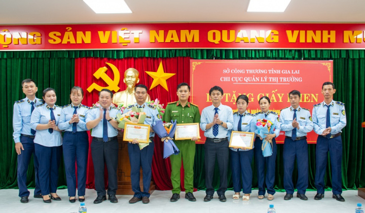 Gia Lai: Khen thưởng đột xuất trong công tác chống buôn lậu, gian lận thương mại và hàng giả