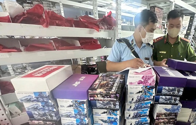 Hà Nội: Thu giữ gần 109 triệu đồng đồ chơi không rõ nguồn gốc tại Cầu Giấy