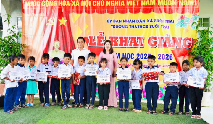 Thủy điện Sông Ba Hạ tặng quà cho học sinh nghèo, khó khăn tại Suối Trai và Bình Kiến.