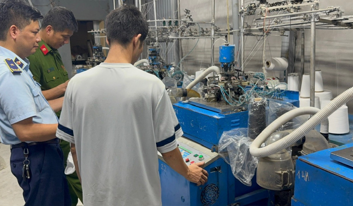 Hà Nội: Phát hiện hộ kinh doanh sản xuất tất gắn nhãn hiệu giả mạo UNIQLO, NIKE