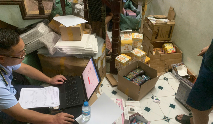 Hà Nội phát hiện, thu giữ hơn 2.200 sản phẩm đồ chơi trẻ em nhập lậu tại phường Phú Diễn