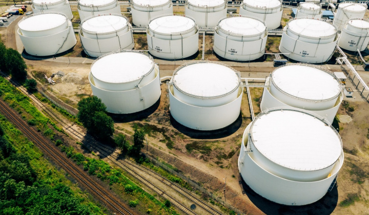 Giá xăng dầu hôm nay 27/9: Cán mốc 70 USD/thùng