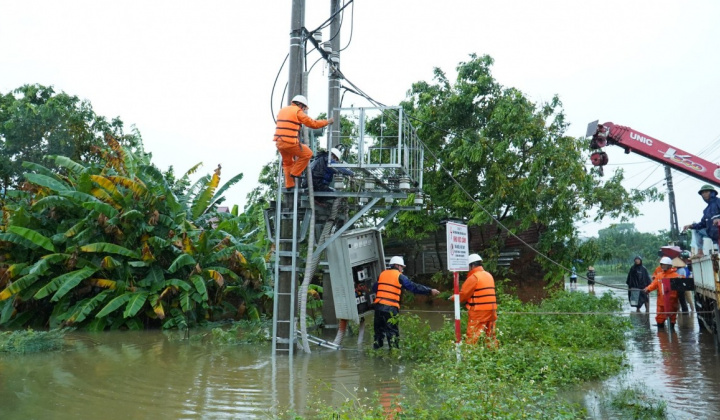 Bộ Công Thương tập trung nguồn lực khắc phục thiệt hại do bão số 10 và hoàn lưu sau bão