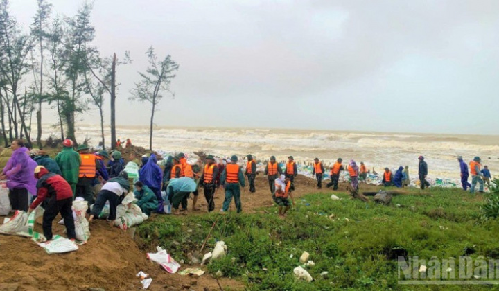 Huy động mọi lực lượng, phương tiện ứng phó mưa lũ, sạt lở đất sau bão số 10