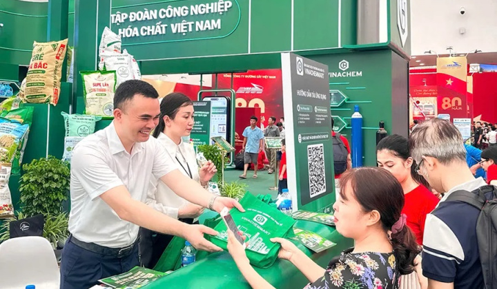 Người tiêu dùng yêu thích sản phẩm của Vinachem tại Triển lãm thành tựu đất nước