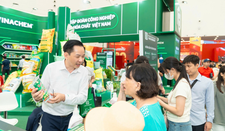 Vinachemmart gây sốt: Tải App nhận quà, nghìn lượt truy cập tại Triển lãm thành tựu đất nước