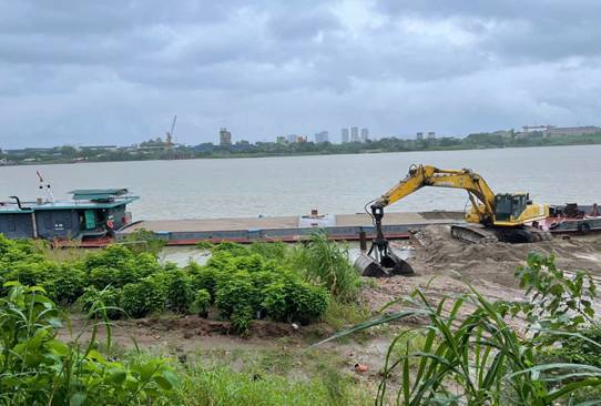 Hà Nội: Phát hiện, xử lý bến bãi tập kết vật liệu xây dựng không phép tại Bát Tràng