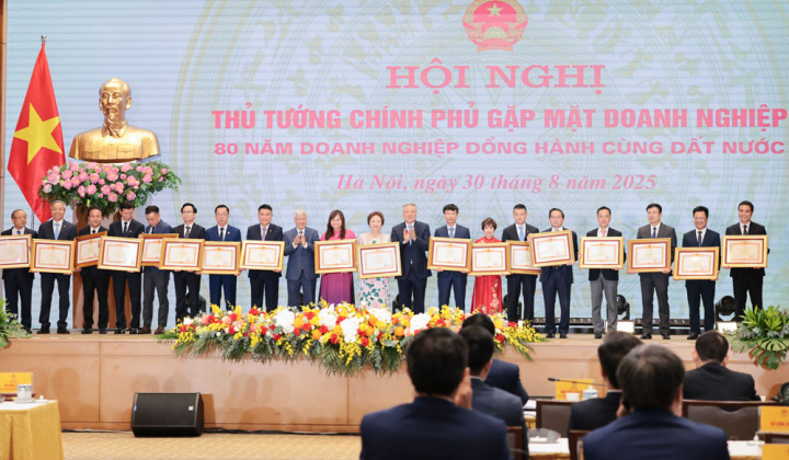LPBank vinh dự nhận Bằng khen của Thủ tướng Chính phủ tại Hội nghị Doanh nghiệp toàn quốc
