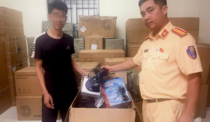 Hà Nội: Phát hiện xe tải chở gần 2.000 sản phẩm điện gia dụng không rõ nguồn gốc