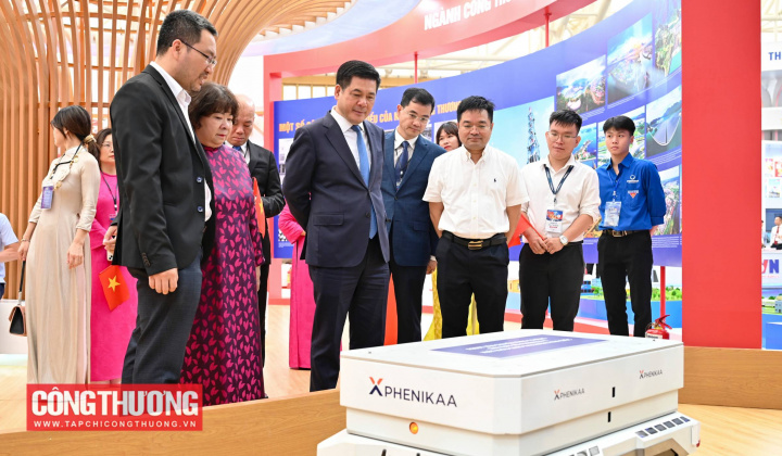 Robot "make in Vietnam" của Phenikaa-X "ghi điểm" tại Triển lãm thành tựu ngành Công Thương