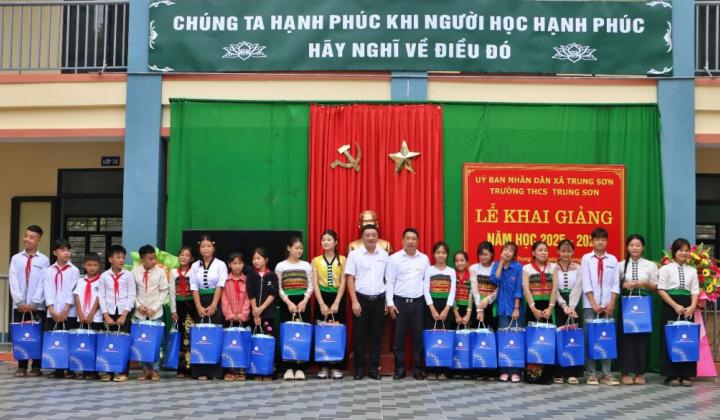 Thủy điện Trung Sơn trao quà khai giảng cho học sinh các trường tại xã Trung Sơn và Trung Thành