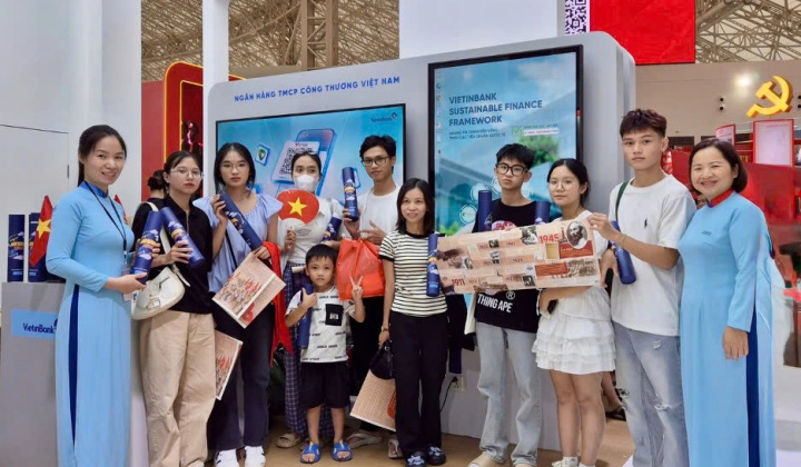 Nhận quà khi check-in gian hàng VietinBank tại Triển lãm thành tựu đất nước