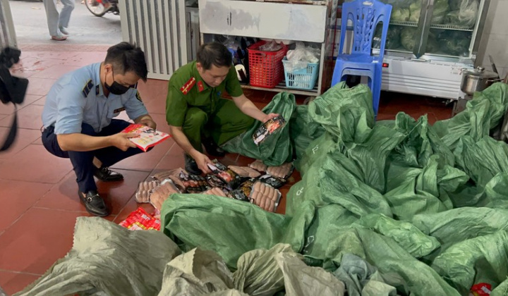 Hà Nội thu giữ gần 1 tấn xúc xích, lạp xưởng không rõ nguồn gốc