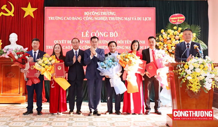 Công bố quyết định sáp nhập và đổi tên thành Trường Cao đẳng Công nghiệp, Thương mại và Du lịch