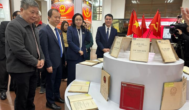 Trưng bày 800 tư liệu chào mừng thành công Đại hội đại biểu toàn quốc lần thứ XIV của Đảng