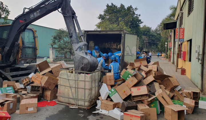 Hưng Yên: Phạt gần 98 triệu đồng, tiêu hủy hơn 2.200 chai rượu nhập lậu