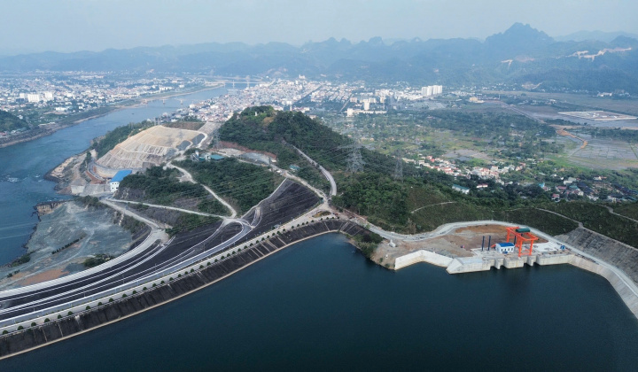 Tập đoàn Điện lực Việt Nam: Dấu ấn trên những công trình điện “vươn khơi - vượt núi - băng rừng”