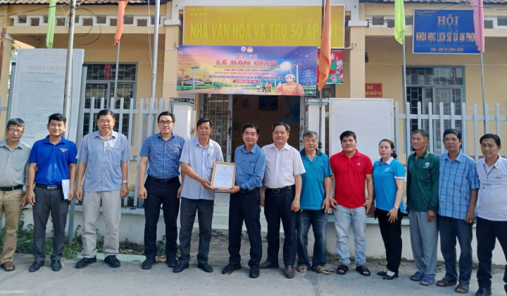 PC Đồng Tháp bàn giao tuyến đèn năng lượng mặt trời dài 2km tại xã An Long