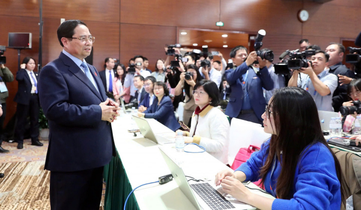 Thủ tướng thăm Trung tâm báo chí phục vụ Đại hội XIV của Đảng