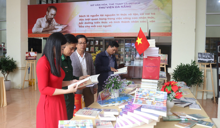 Đà Nẵng: Trưng bày tài nguyên thông tin chào mừng Đại hội XIV của Đảng