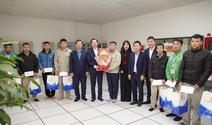 Lãnh đạo Tập đoàn Hoá chất Việt Nam thăm, tặng quà người lao động Công ty CP DAP số 2 - VINACHEM và Công ty TNHH MTV Apatit Việt Nam dịp Xuân Bính Ngọ