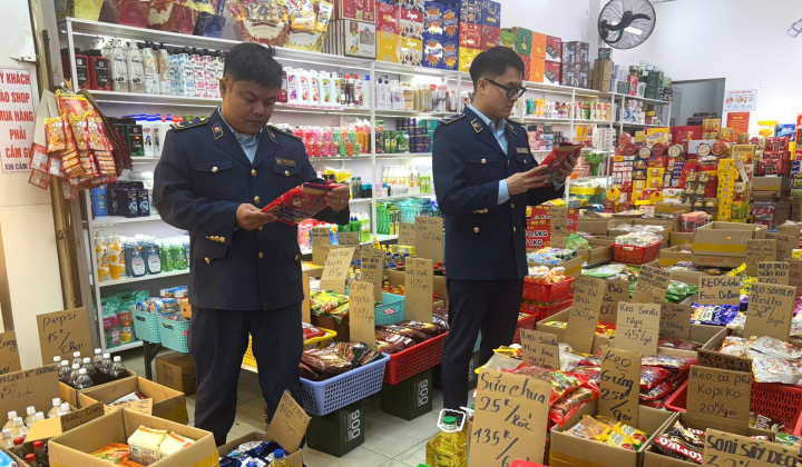 Quản lý thị trường Đà Nẵng: Phát hiện, xử lý nhiều cơ sở kinh doanh bánh kẹo không rõ nguồn gốc dịp cận Tết