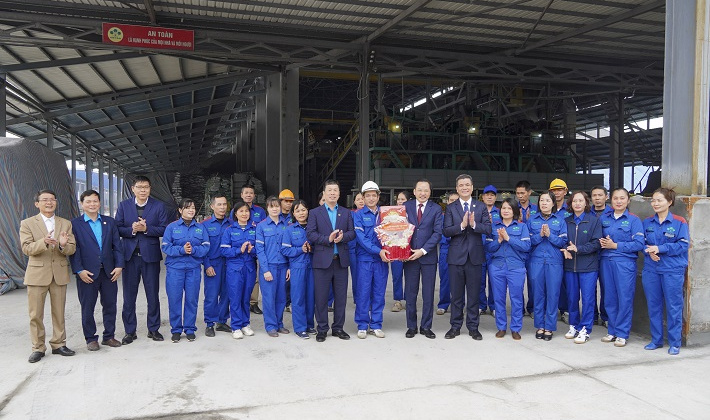 Tổng giám đốc VINACHEM thăm, chúc Tết, tặng quà người lao động tại một số đơn vị