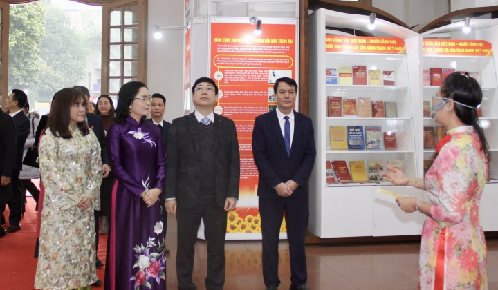 Trưng bày gần 800 tư liệu “Đảng Cộng sản Việt Nam qua các kỳ Đại hội”