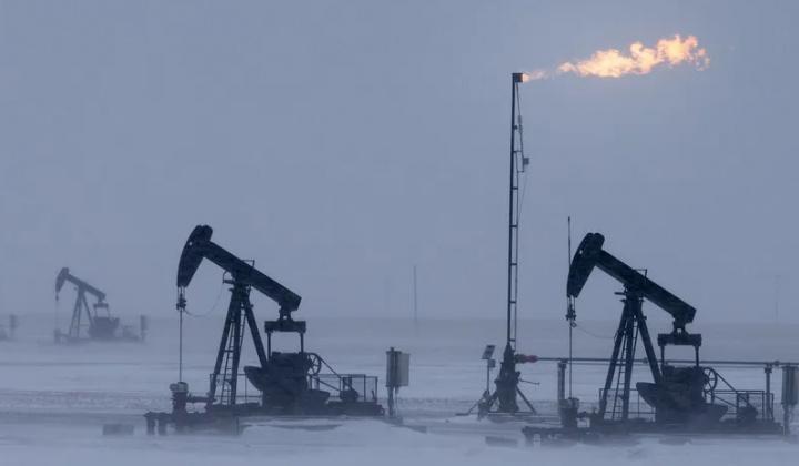 Giá xăng dầu hôm nay 28/1: Bật tăng 3%, sản lượng khai thác tại Mỹ giảm 15%