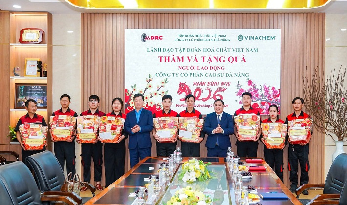 Chủ tịch HĐTV Vinachem Phùng Quang Hiệp thăm, chúc Tết và tặng quà người lao động DRC