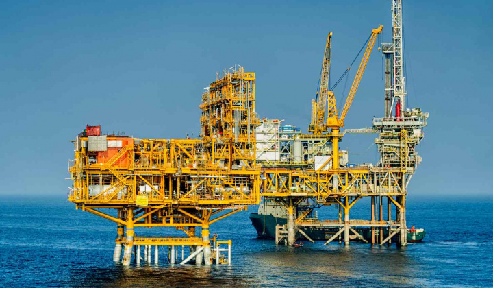 Giá xăng dầu hôm nay 30/1: Vượt mốc 70 USD/thùng